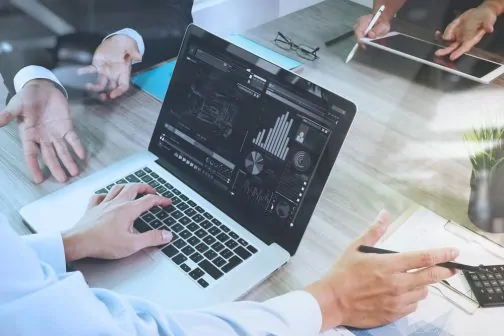 IT managers consulting and reporting with businesses